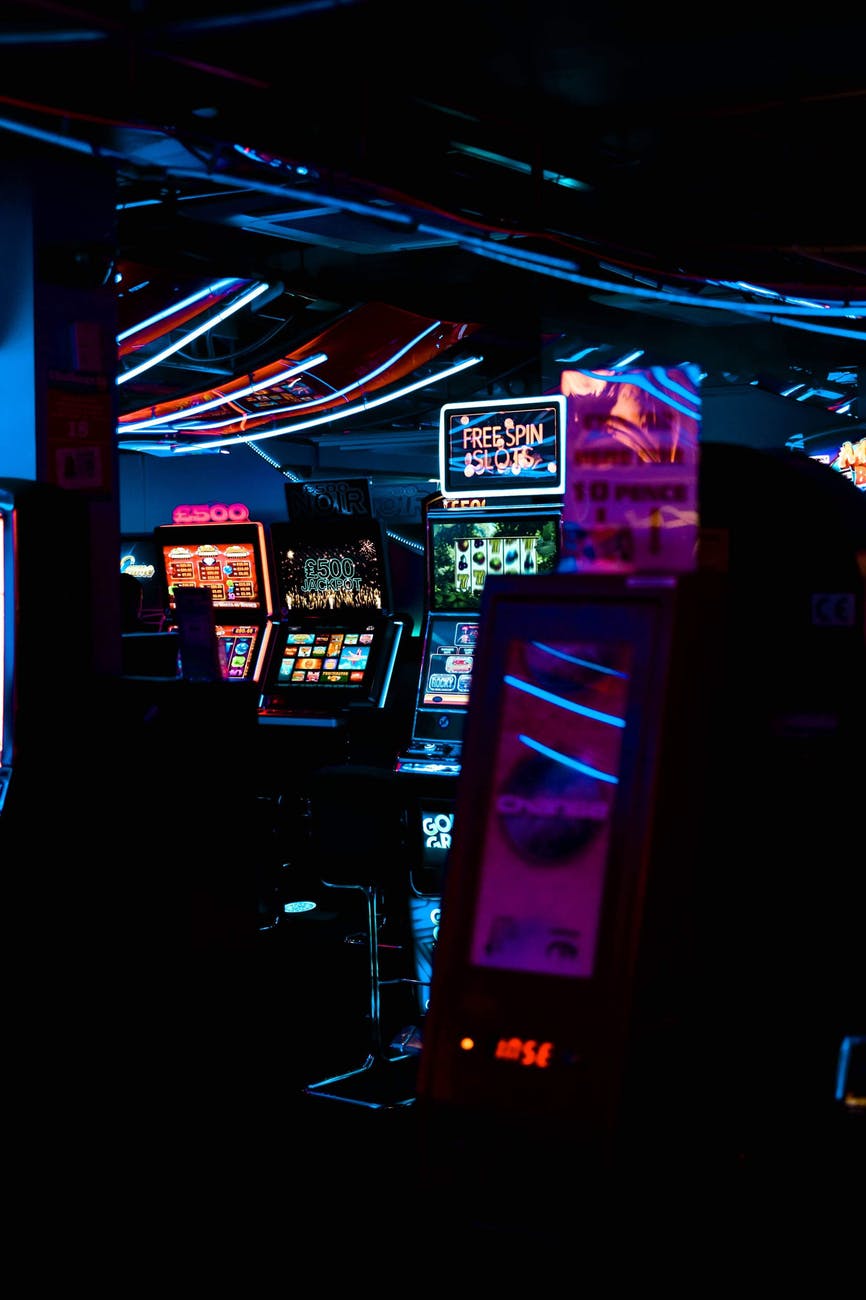 The main differences between live and online casinos